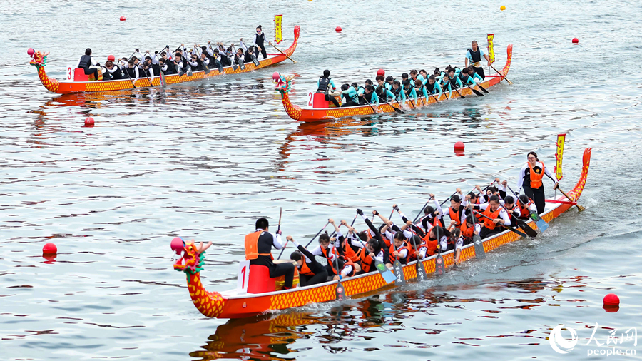 两岸同心龙舟同行  第十七届海峡两岸龙舟赛总决赛在厦门集美举行