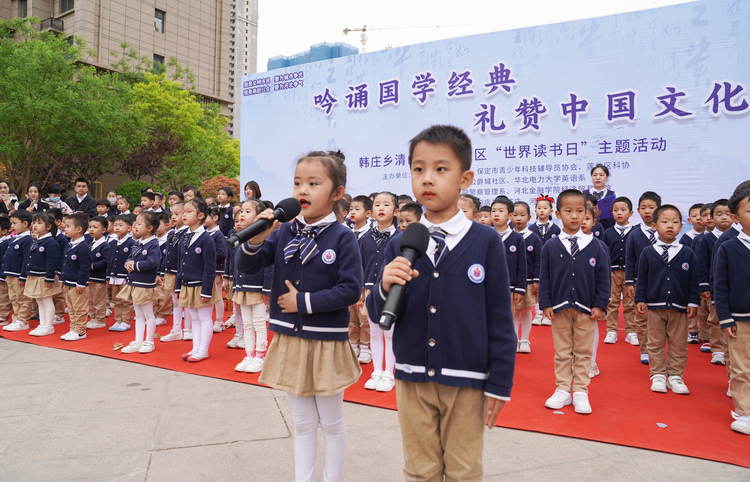 保定市莲池区：倡导文明阅读 提高全民文学修养_fororder_图片二：清山公爵城社区组织大风车幼儿园百名儿童吟诵国学经典，礼赞中国文化。（刘迪摄）