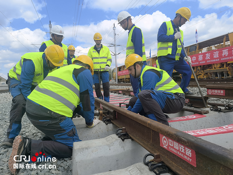 匈塞铁路塞尔维亚境内诺苏段实现铺轨贯通_fororder_图片3