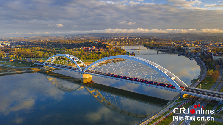 匈塞铁路塞尔维亚境内诺苏段实现铺轨贯通_fororder_图片4