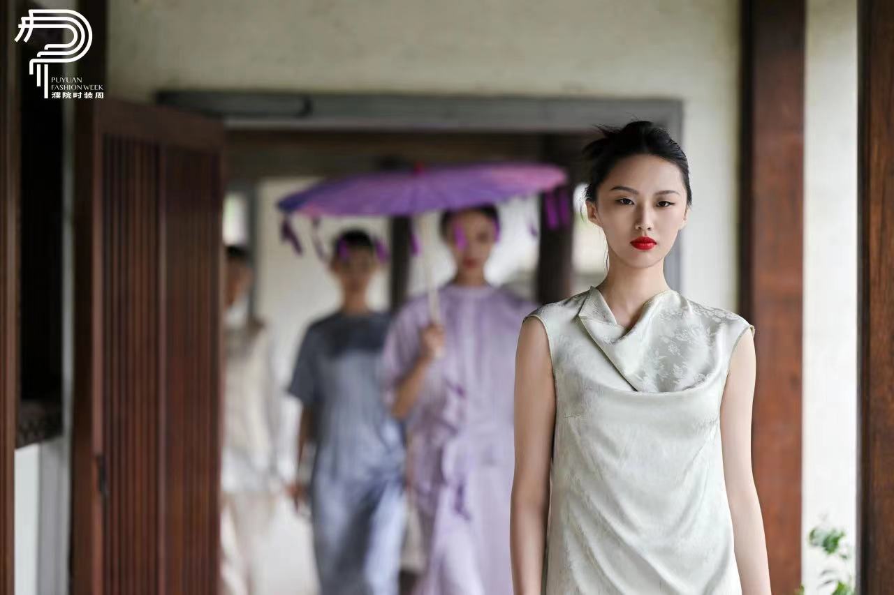 濮院时装周：万锦堂濮绸“花朝”新中式服装秀举行_fororder_微信图片_20240427144835