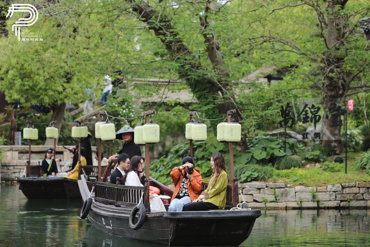 濮院时装周：万锦堂濮绸“花朝”新中式服装秀举行_fororder_微信图片_20240427144855