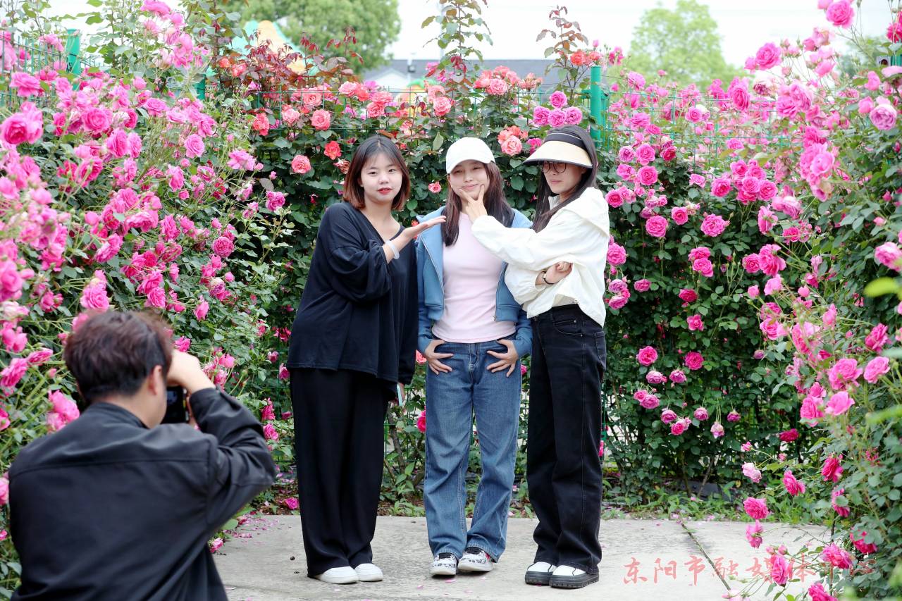 浙江东阳：浪漫花海引客赏_fororder_1714119615909_662b63bf233d093b9d00180c