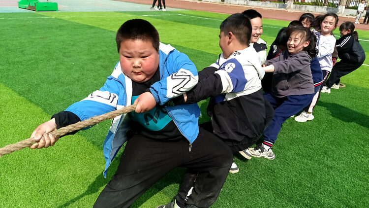 河北唐縣：樂享運動  “童”樣精彩_fororder_拔河比賽中，參賽選手緊握麻繩、不甘示弱，充分發揮團隊合作精神 (2)
