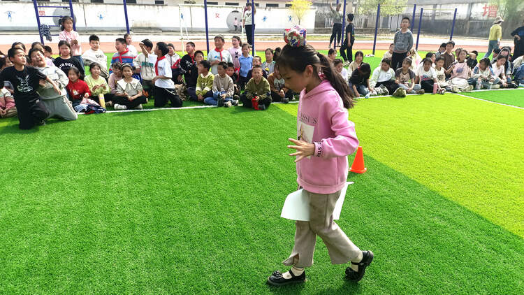 河北唐縣：樂享運動  “童”樣精彩_fororder_夾紙運沙包比賽現場