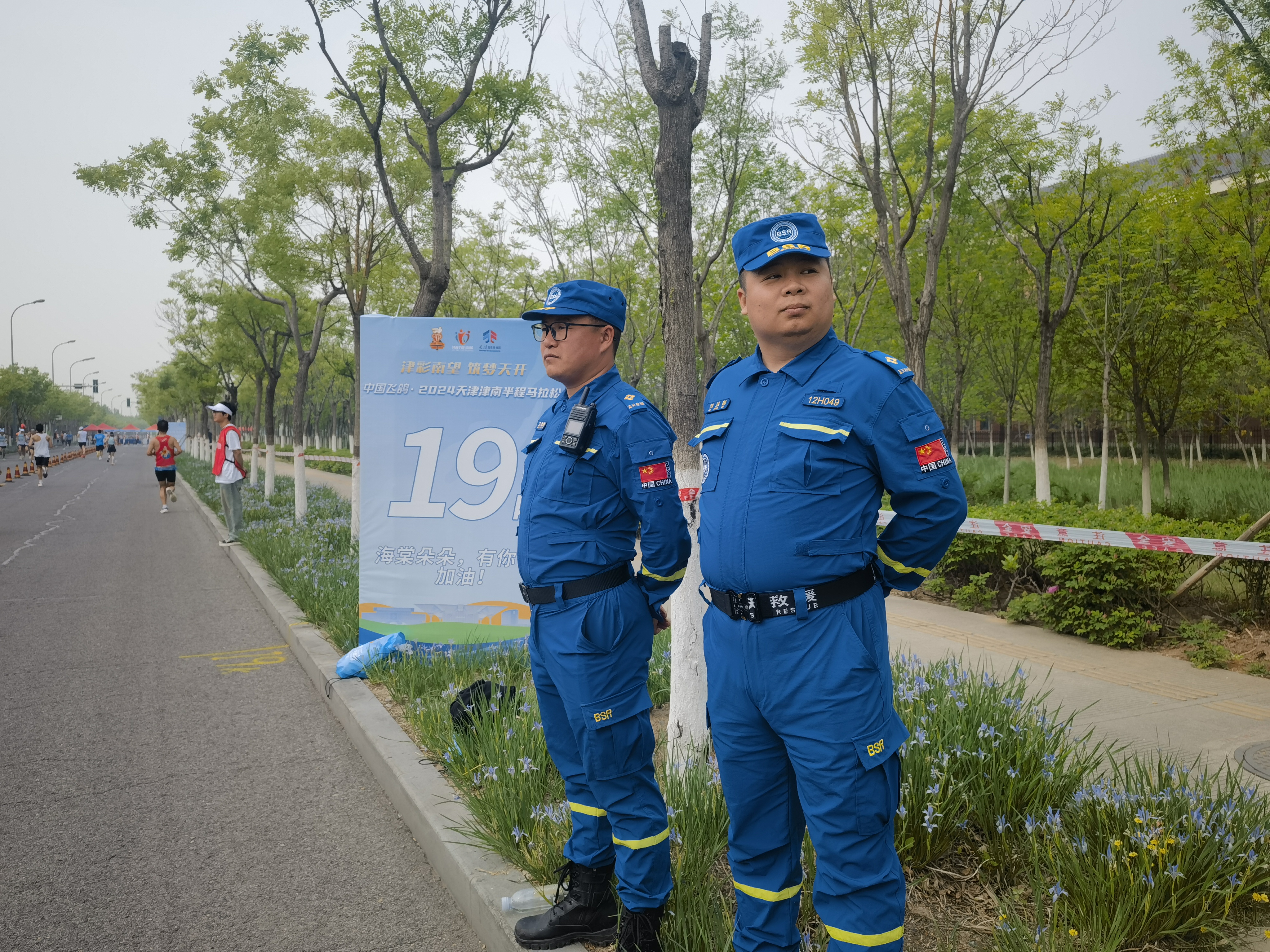 天津市津南区：2300余名服务保障人员 暖心服务护航“津南半马”_fororder_4