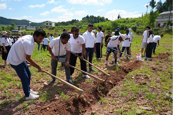 西华师范大学留学生走进田间地头 感受“乡土中国”_fororder_未标题-2