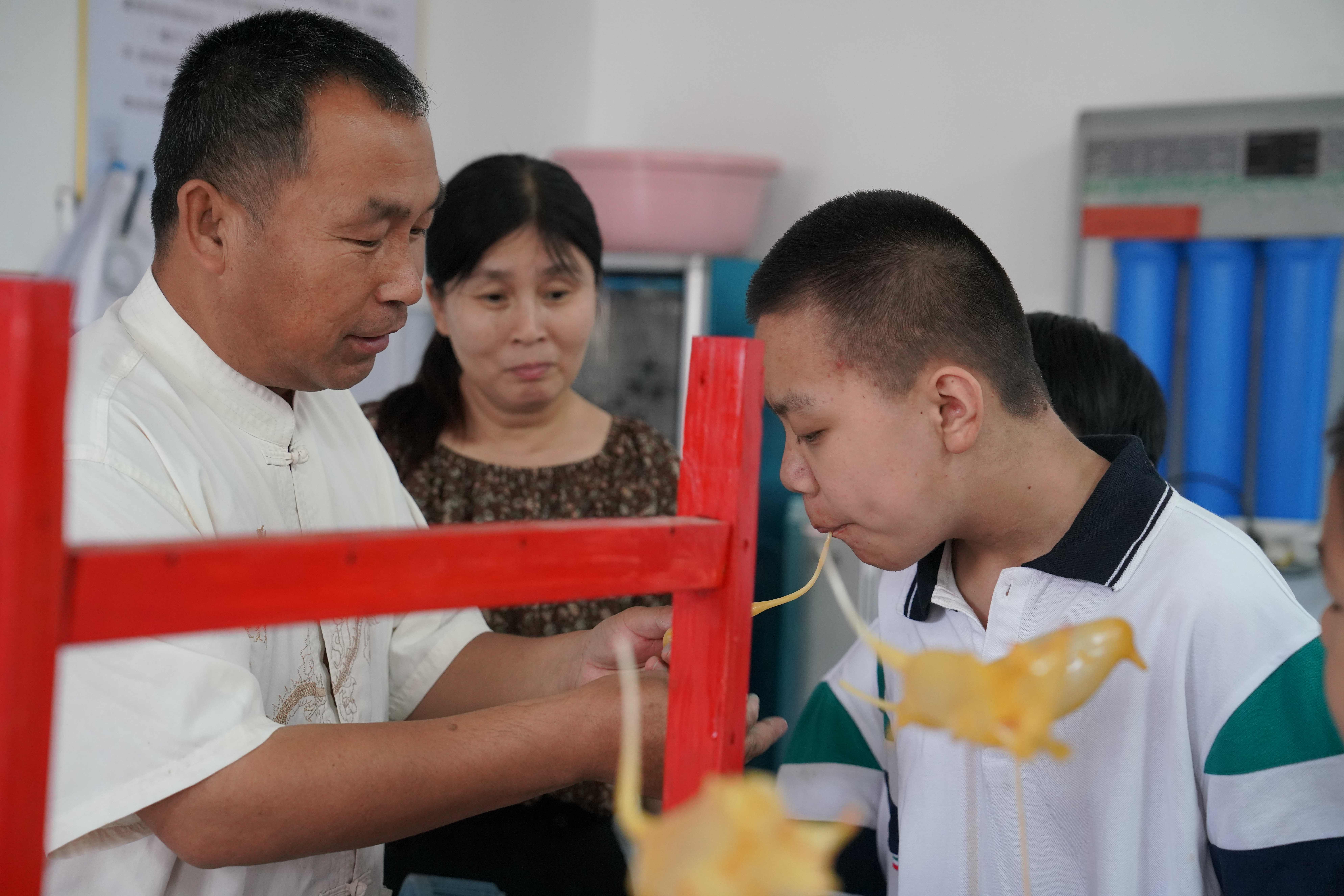 河北清苑：非遗文化走进特殊教育中心_fororder_学生体验吹糖人。摄影 徐金忠