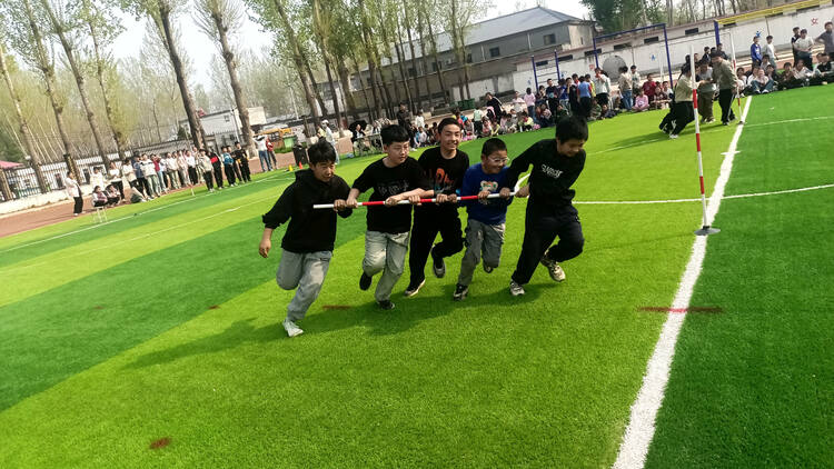 河北唐縣：樂享運動  “童”樣精彩_fororder_握桿跑比賽現場