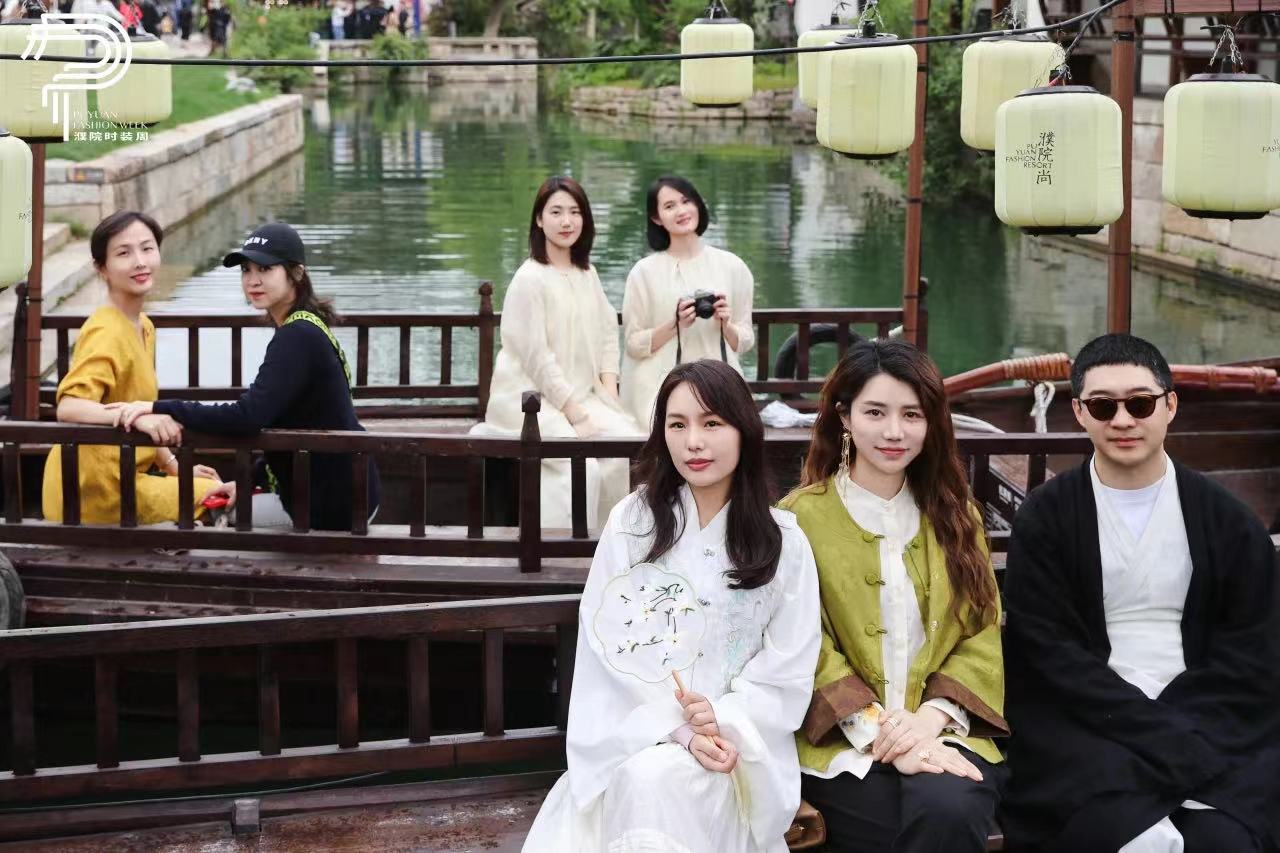 濮院时装周：万锦堂濮绸“花朝”新中式服装秀举行_fororder_微信图片_20240427144846