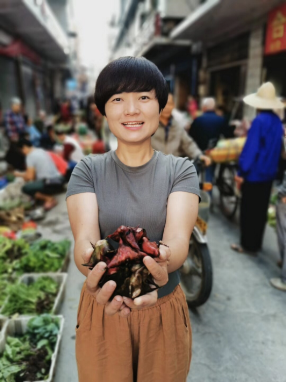 回到娄底农村为奶奶做饭 她如今成为村子致富希望