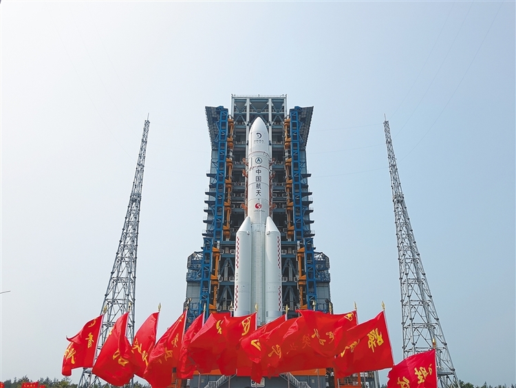 嫦娥六号任务器箭组合体完成垂直转运 计划5月初择机发射_fororder_20240428001