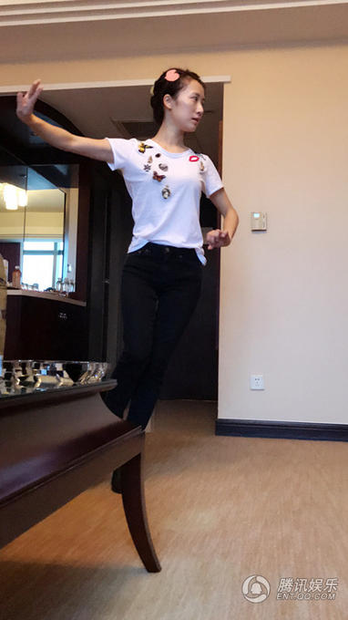 素颜气质清新似少女!李念剧组勤练唱戏有模有样_娱乐_腾讯网