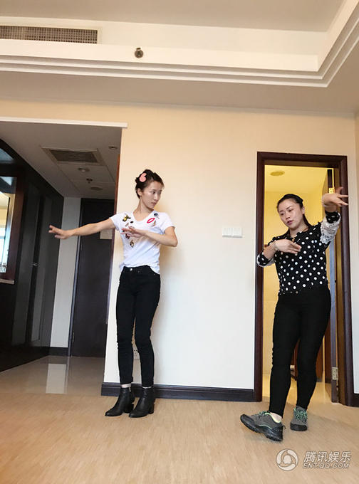 素颜气质清新似少女!李念剧组勤练唱戏有模有样_娱乐_腾讯网