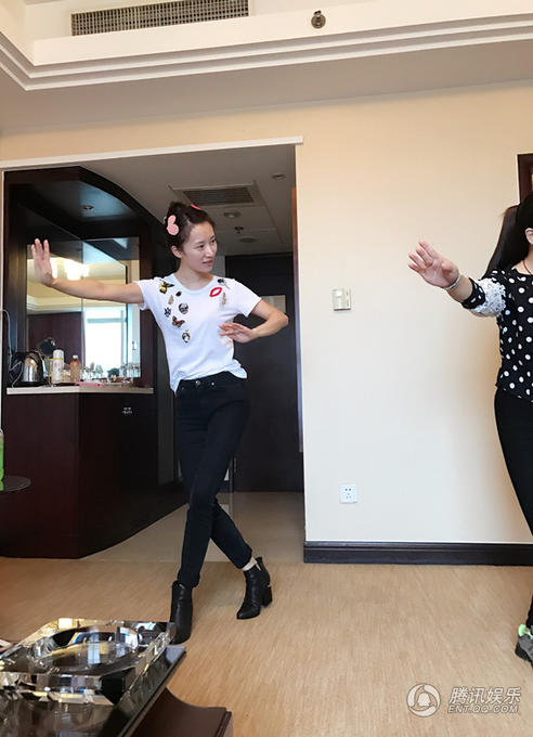 素颜气质清新似少女!李念剧组勤练唱戏有模有样_娱乐_腾讯网