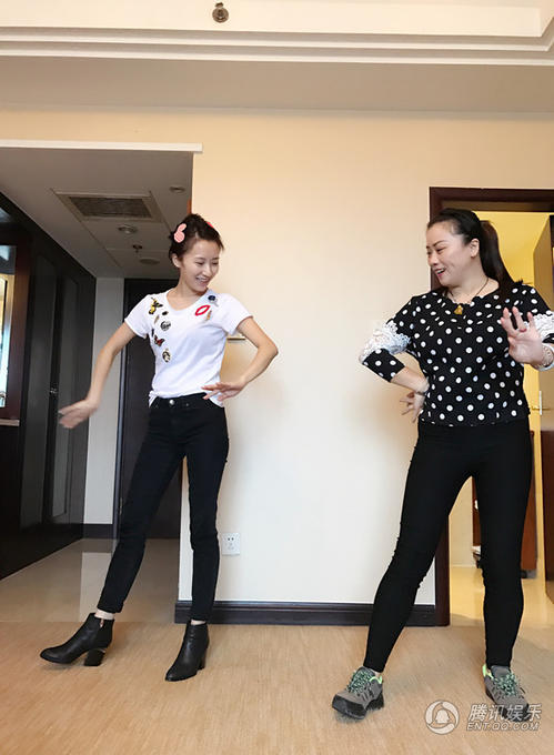 素颜气质清新似少女!李念剧组勤练唱戏有模有样_娱乐_腾讯网