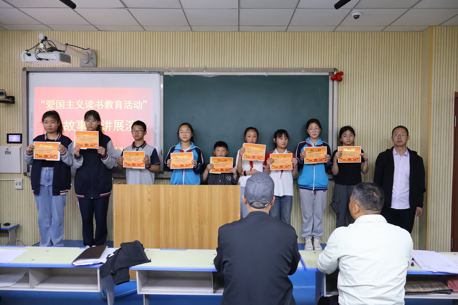 保定市滿城區：傳承紅色基因 共沐書香文化_fororder_獲獎學生集體合影 攝影 于艷紅