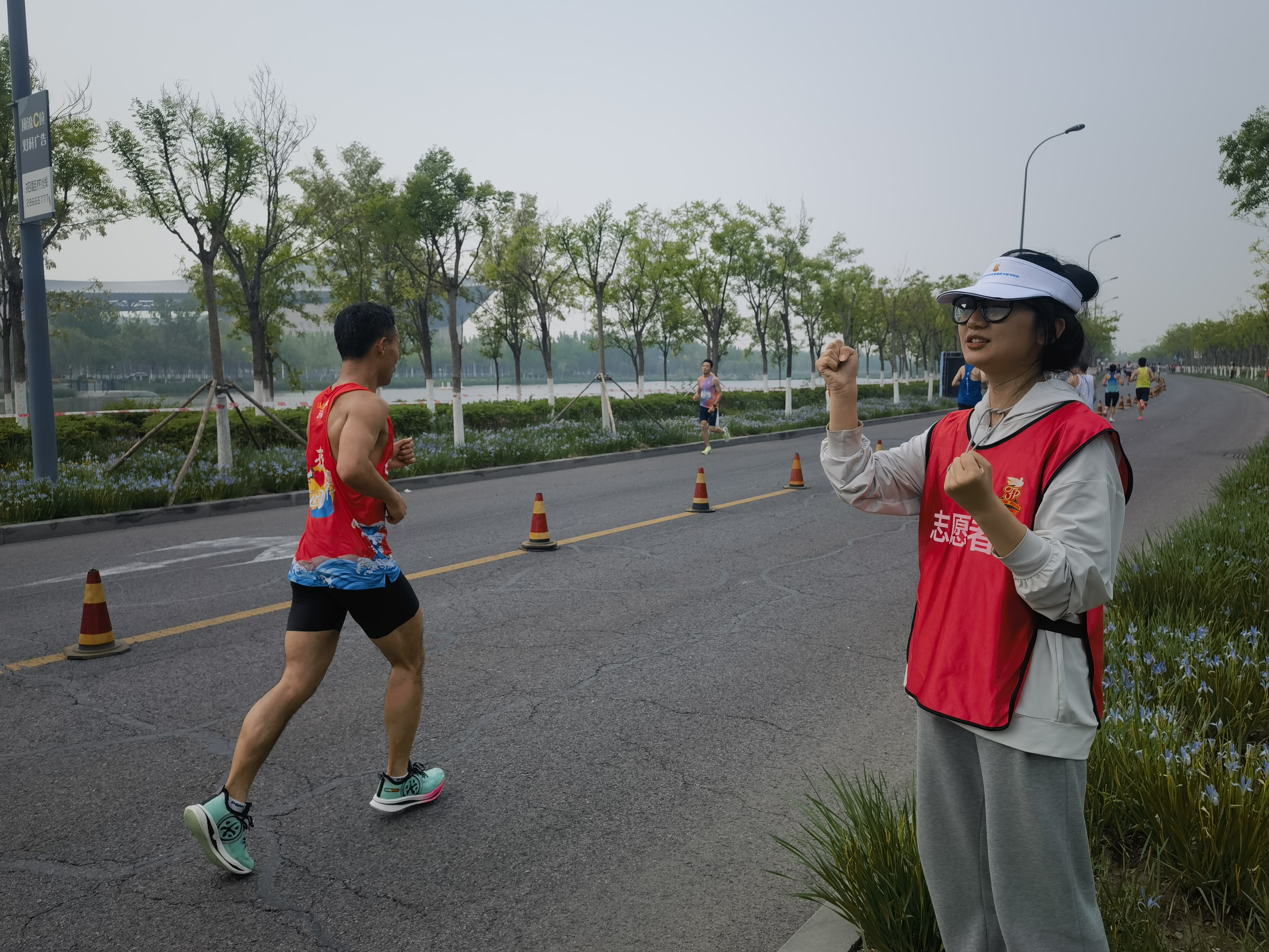 天津市津南区：2300余名服务保障人员 暖心服务护航“津南半马”_fororder_3