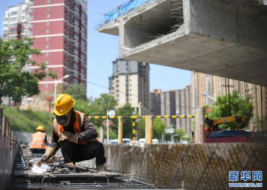 西延高铁沮河特大桥跨沮河连续梁合龙