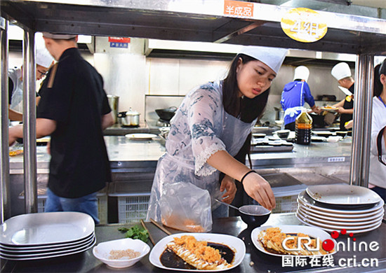 【CRI专稿 图文】重庆大学举办厨艺大赛【内容页标题】重庆大学举办厨艺大赛 大学生登上厨艺“擂台”拼手艺