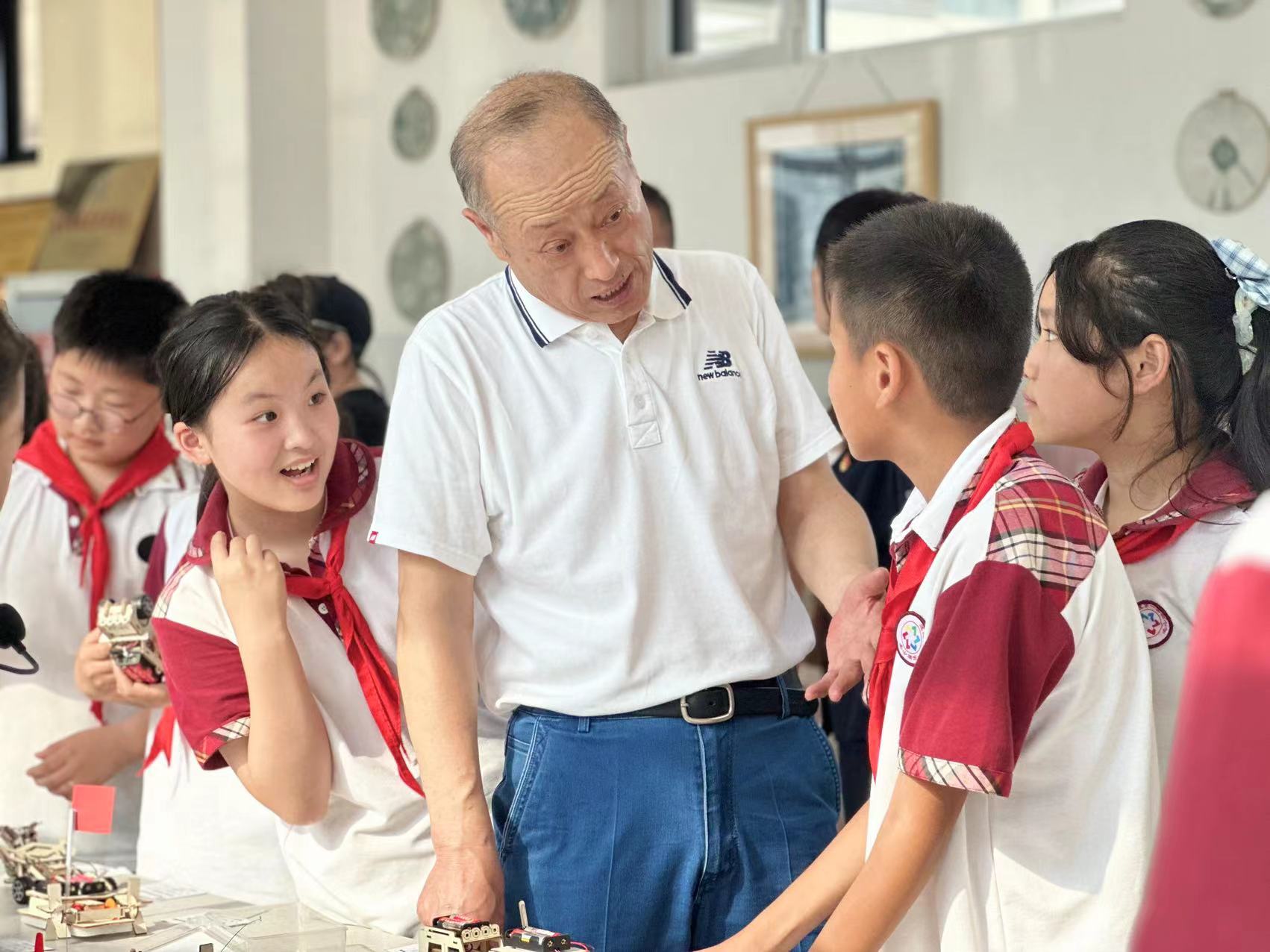 保定市莲池区：普及科学知识 感受科学魅力_fororder_图片四：国连杰教授向莲池区第一实验小学学生现场讲解科普知识。（贺馨莹摄）