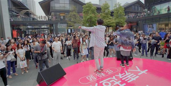 大麦超现场走上成都街头 市民提前感受演出现场