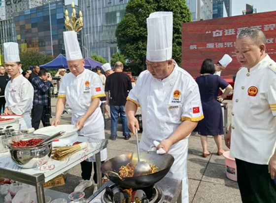 重庆铜梁：川渝两地美食“联手” 预热“五一”餐饮市场_fororder_微信图片_20240429142426