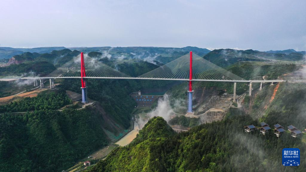 貴州龍裏河大橋建成通車