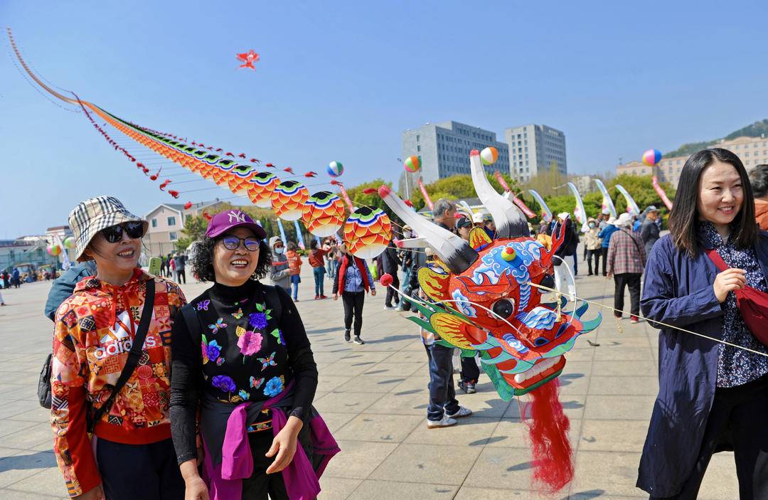大连：风筝节上“秀”纸鸢