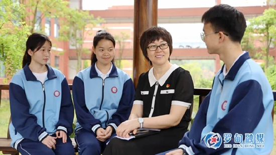 貴州羅甸邊陽中學校長李妙潔:躬耕教育二十載 創新改革育新篇_fororder_640 (1)