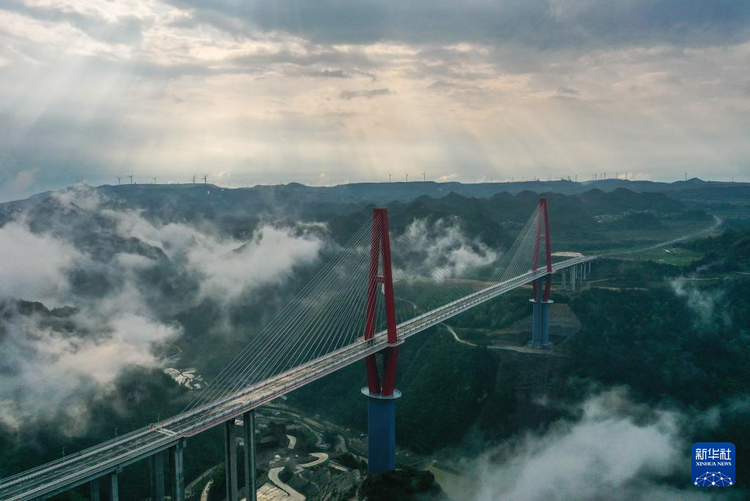 貴州龍裏河大橋建成通車