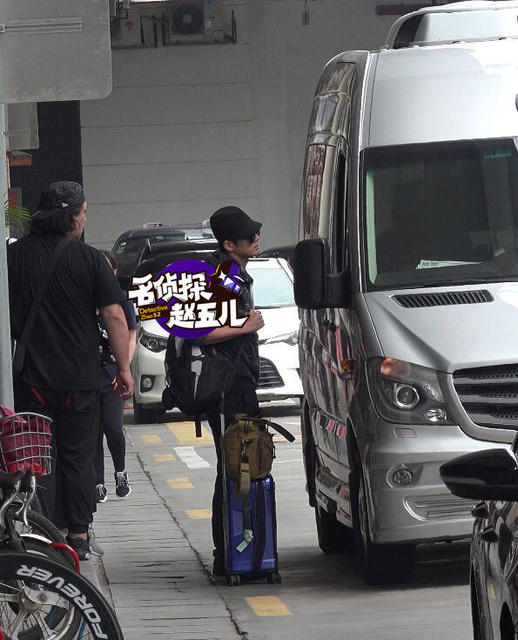 座驾已在机场外等候多时,钟汉良一路狂奔到保姆车前,车门却迟迟不