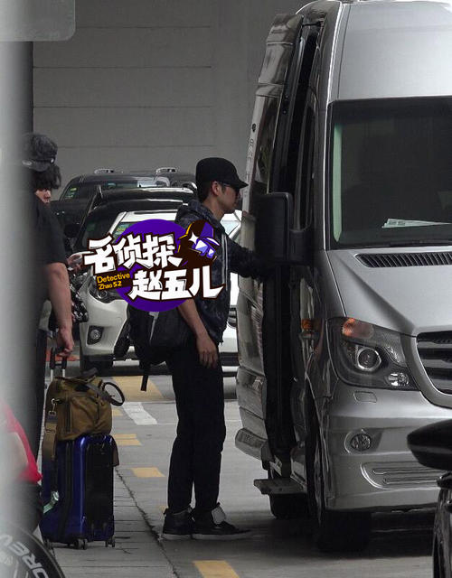 座驾已在机场外等候多时,钟汉良一路狂奔到保姆车前,车门却迟迟勃开