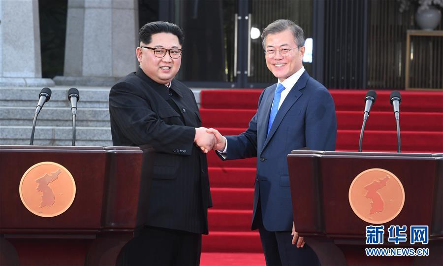 朝鲜国务委员会委员长金正恩与韩国总统文在寅举行记者会