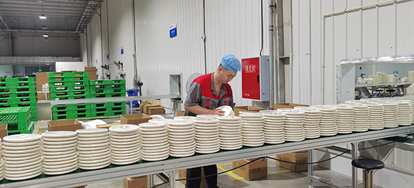 访长江首城 看宜路精彩｜宜宾兴文：“以竹代塑”引领民营经济发展 开启绿色变革新篇章_fororder_竹纸浆模塑餐具打包中-摄影-高学兵