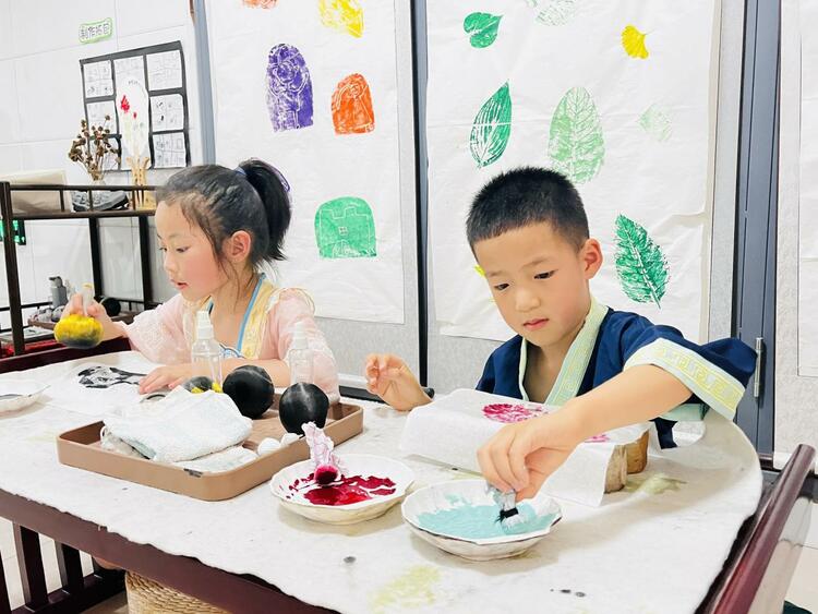 河北涞水：“花式”活动庆“六一”_fororder_图为在涞水县第二幼儿园，小朋友学习制作拓印。（李金璐 摄）