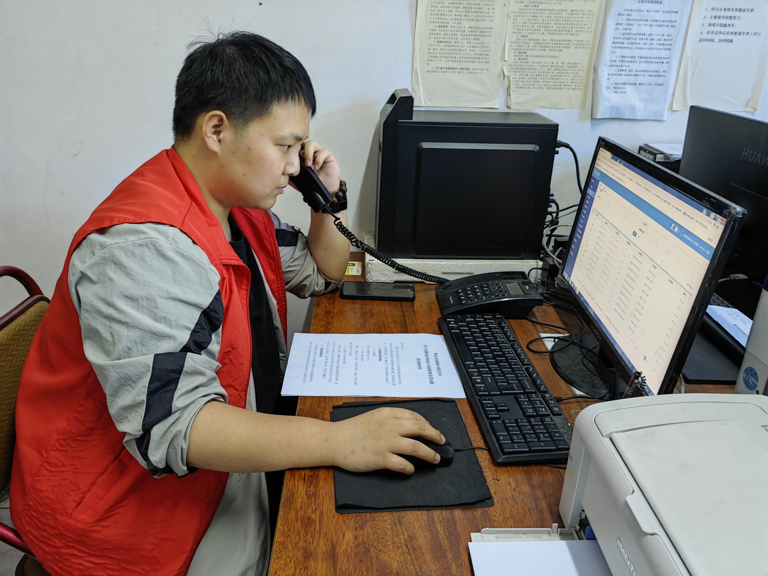 圖片默認標題_fororder_工作人員接12345熱線 攝影 陳璐