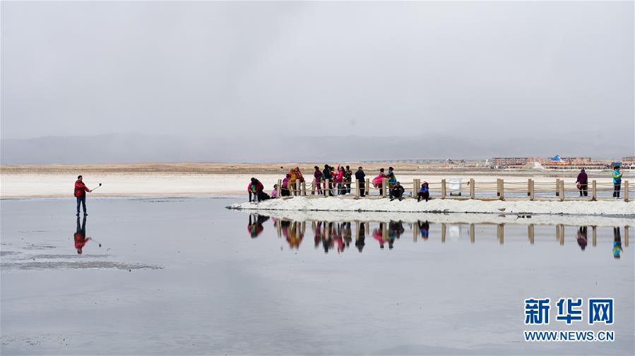 中国“天空之镜”青海茶卡盐湖开园迎客