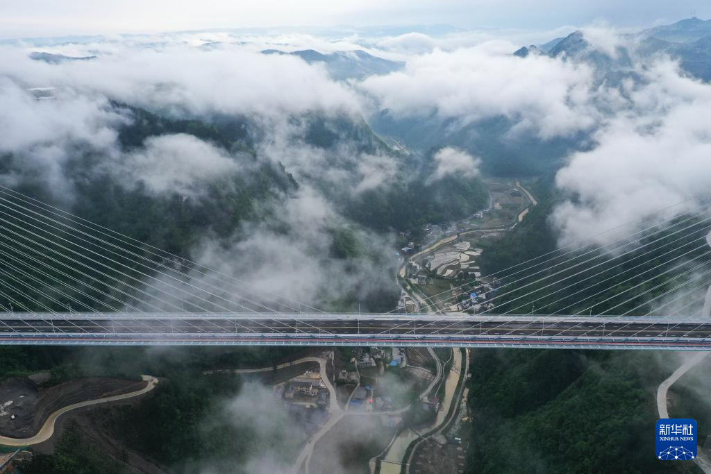 貴州龍裏河大橋建成通車