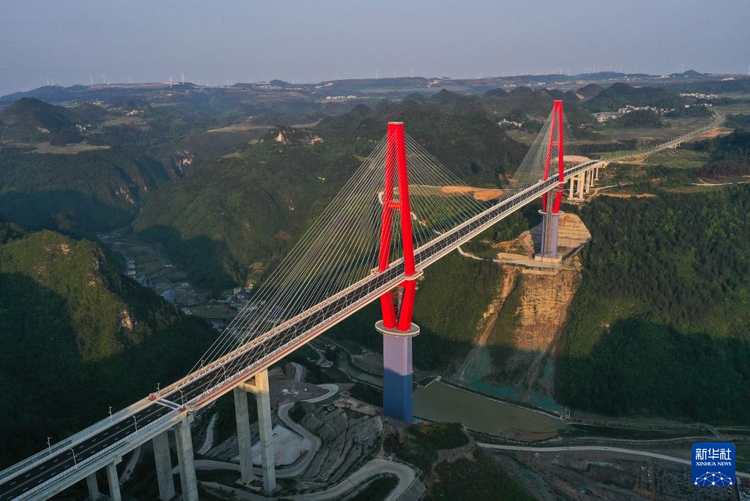 貴州龍裏河大橋建成通車