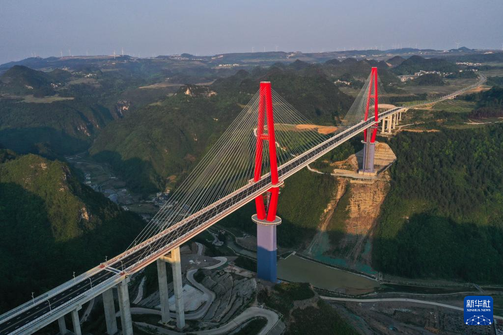 貴州龍裏河大橋建成通車