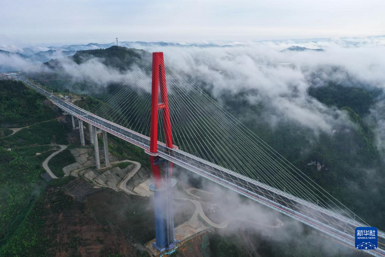 貴州龍裏河大橋建成通車