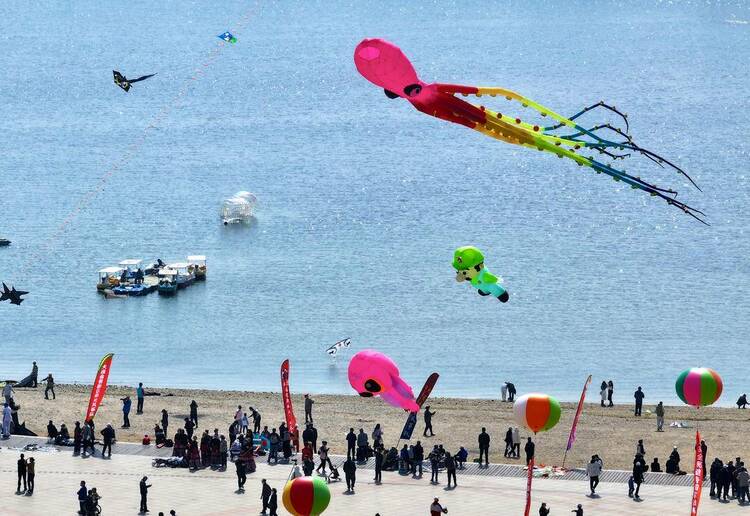 大連：風箏節上“秀”紙鳶