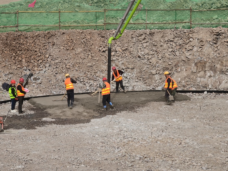 内蒙古能源突泉县百万千瓦风储基地项目正式开工_fororder_正式开始浇筑作业