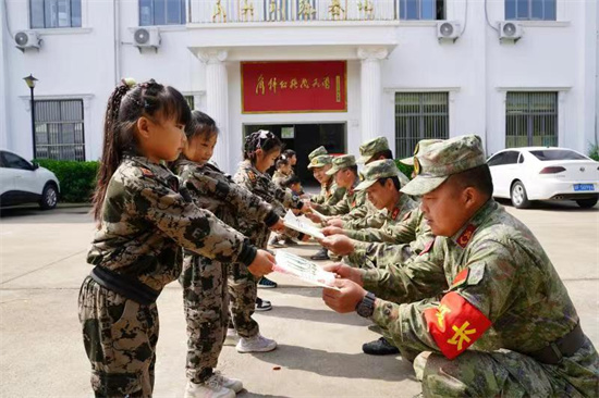 南通海安：大兵護小將 雨中見真情_fororder_圖片12