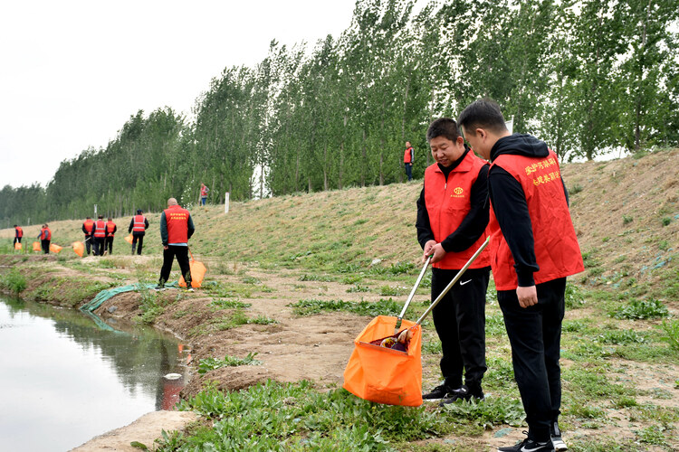 河北清苑：志愿实践守护“幸福河湖”_fororder_志愿者对河道两侧垃圾开展“地毯式”清理。 赵琪摄.JPG