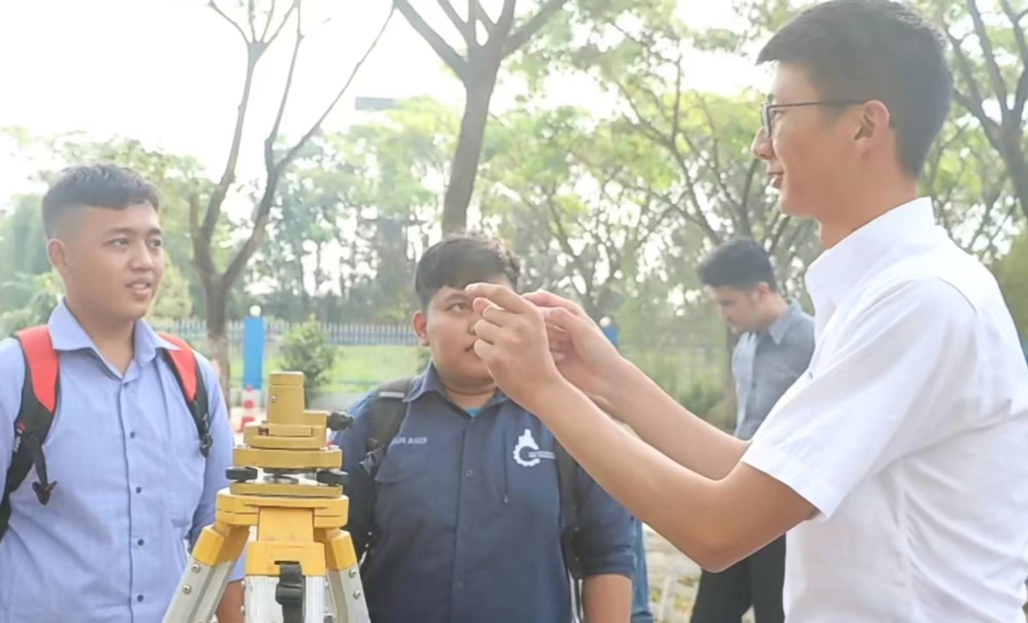 陶磊在雅万高铁二分部为新入职印尼员工讲解测量知识陶磊自2017年6月