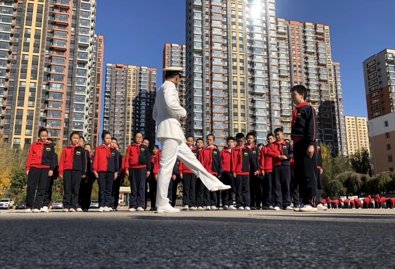瀋陽市和睦路小學舉行校園開放活動 國慶受閱官兵來助陣