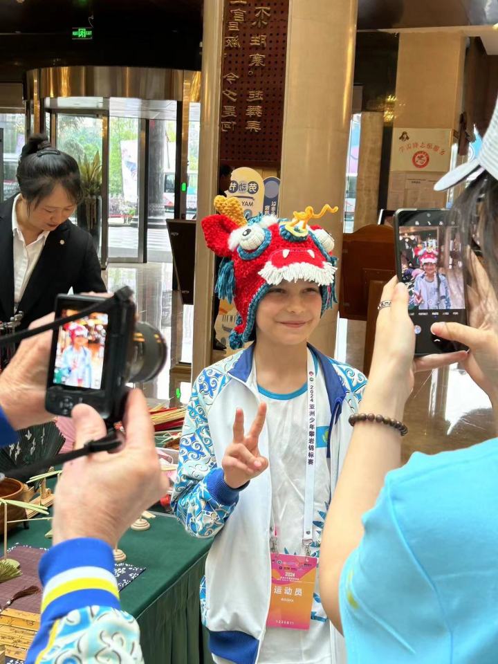 （转载）“有趣！”“新奇！”外国友人在眉山沉浸式感受非遗魅力