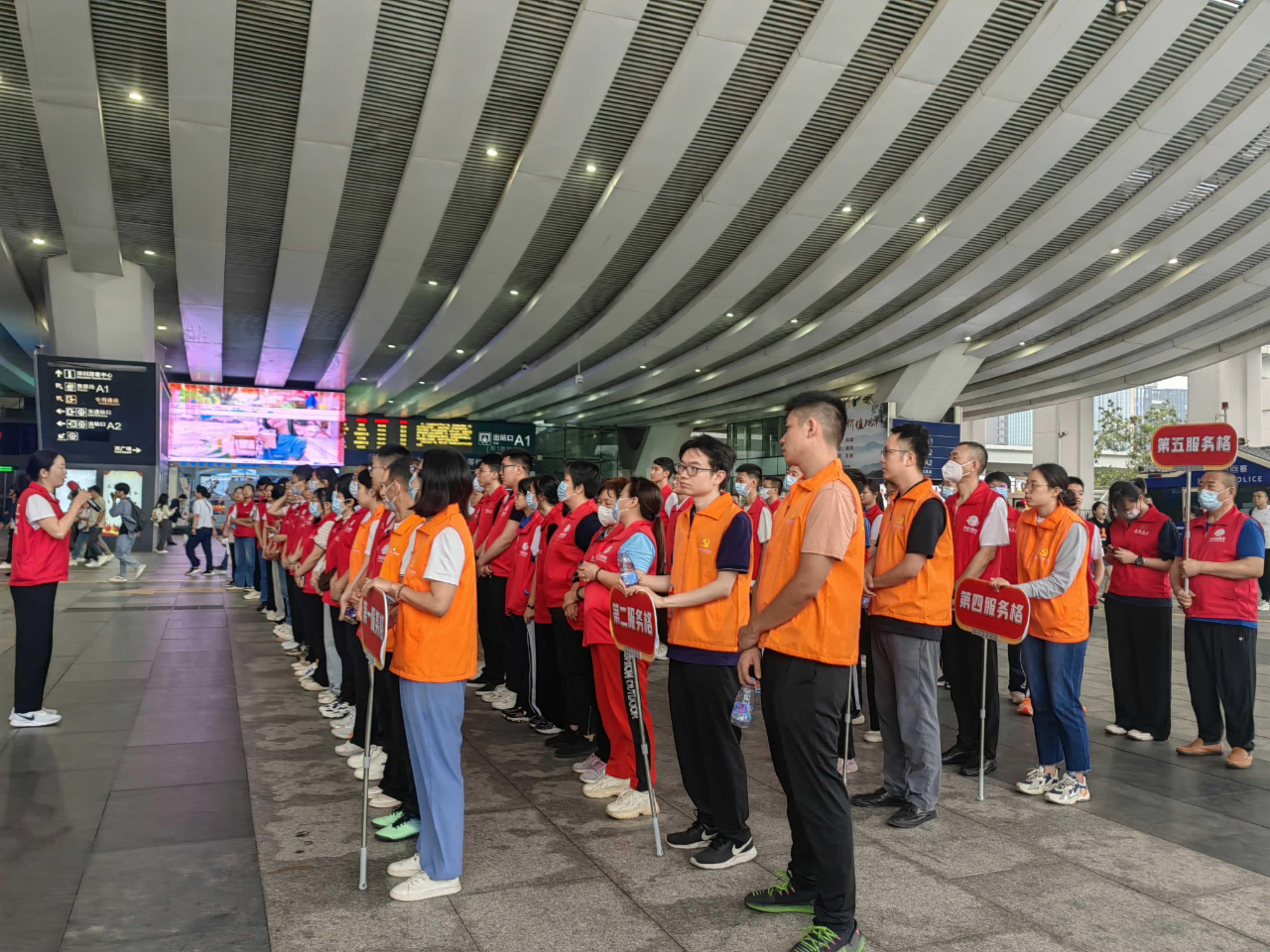 深圳北站先锋服务队：温暖五一出行 城市温情满载_fororder_群体图